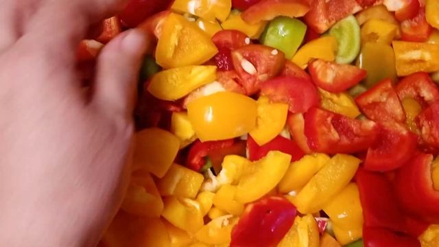 Перец сладкий типа гогошары от знаменитого селекционера Савелова .Перцы на семена.Перцы на лечо. смотреть онлайн