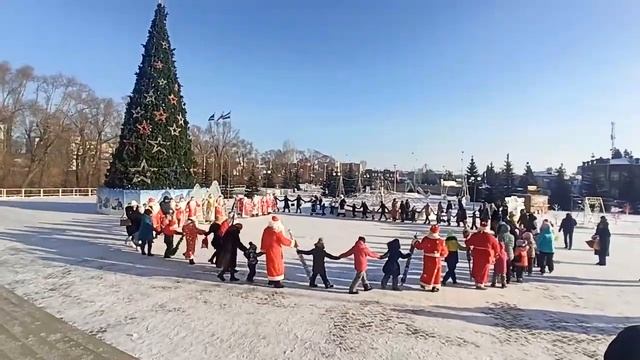 Новогодний хоровод на Параде Дедов Морозов смотреть онлайн