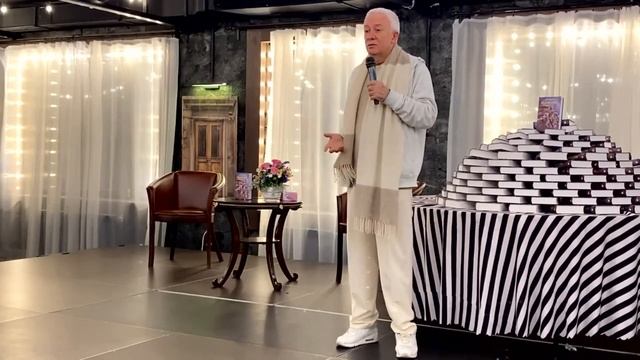 В любой ситуации нужно оставаться человеком. Александр Хакимов смотреть онлайн