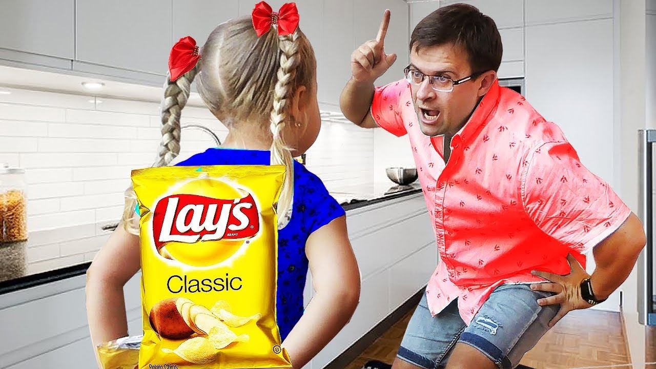 Bad babies fight! Bad kid steals chips to crying baby - Johny Johny yes papa song & learn colors смотреть онлайн