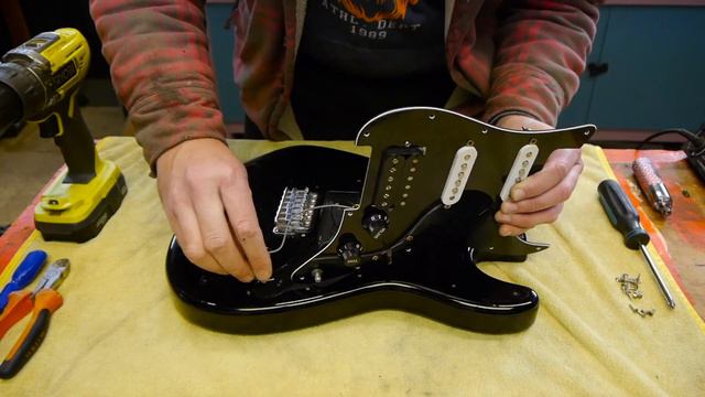 Building a KURT COBAIN Vandalism Strat Nirvana Guitar смотреть онлайн