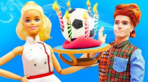 Кафе Барби: зал для праздника в футбольной тематике! ⚽ Видео про куклы Барби для девочек