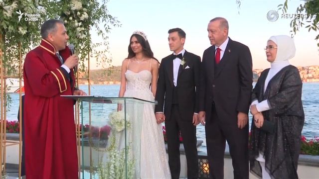 Месут Озиль пригласил на свою свадьбу президента Турции Реджеп Эрдоган смотреть онлайн