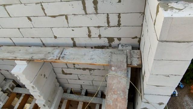 Кладка стен второго этажа, заливка армопояса со шпильками под мауэрлат смотреть онлайн