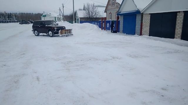 Нива с отвалом чистит снег. смотреть онлайн