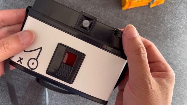 Diana F+ Camera 120 Film Load & Unload - LOMOGRAPHY смотреть онлайн