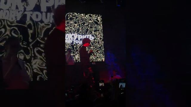 Вышел покурить -нет причин (IZI club Москва) смотреть онлайн