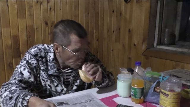 Читаем Молодёжную газету... смотреть онлайн