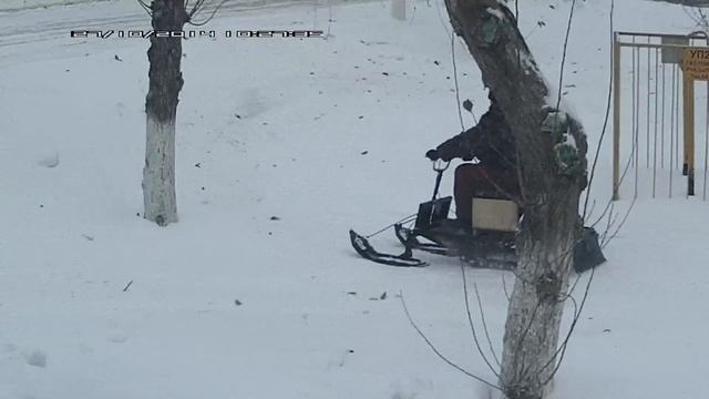 катание на мини снегоходике смотреть онлайн