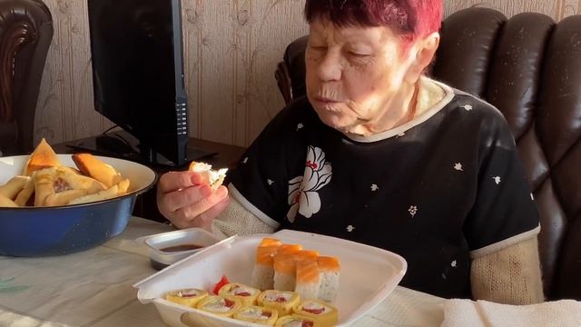 Бабушка впервые пробует роллы// накормили бабулю сушами// смотреть онлайн