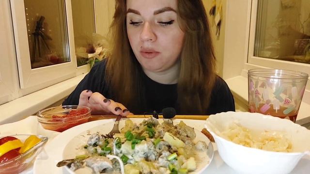 Мукбанг тушёная картошка с мясом, грибами, сметаной и соленья #мукбанг #фудблогер смотреть онлайн