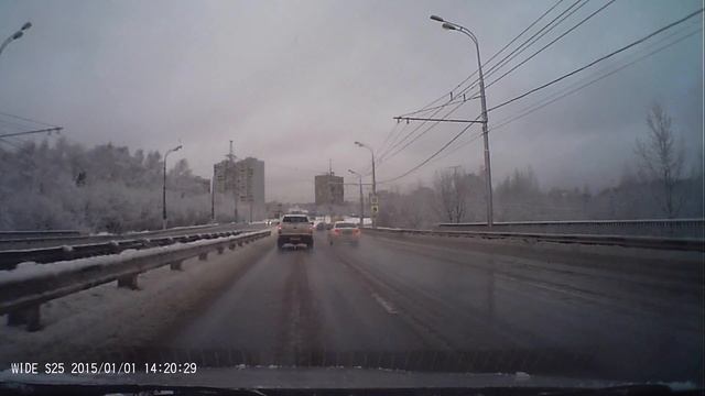 Бюджетный видеорегистратор Neoline Wide S25 смотреть онлайн