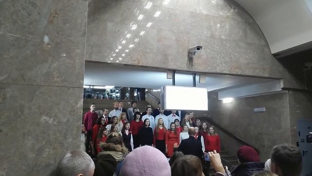 Хор молодых исполнителей в метро Нижнего Новгорода на станции метро Горького. смотреть онлайн