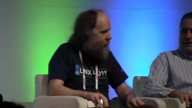 Linus Torvalds schools Lennart Poettering on the importance of users смотреть онлайн