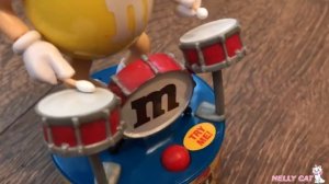 Музыкант Желтый M&M’s Обзор на игрушку БАРАБАНЩИК M&M Yellow drum man TOY