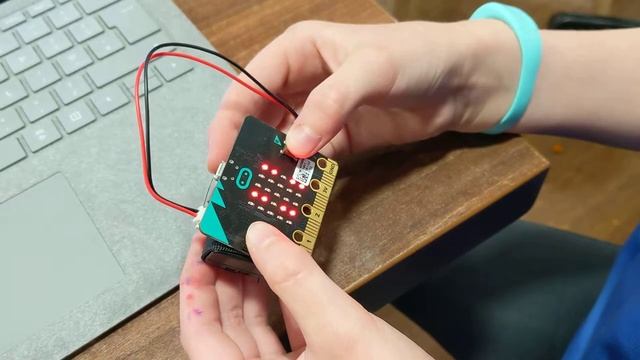 Crashy Birds game on micro:bit смотреть онлайн
