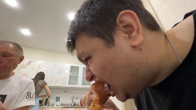 Обед с Одегом монголом жаренными яйцами глазунья вмесьте с сардельками! смотреть онлайн