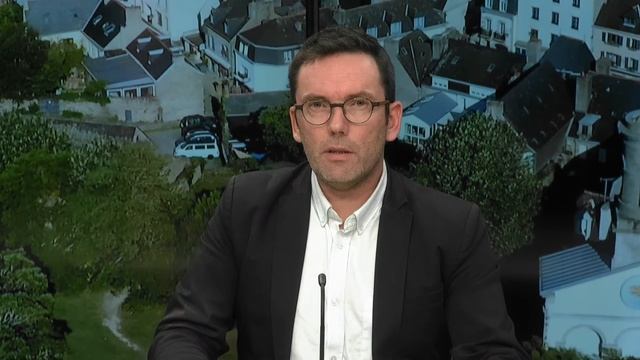 Après le passage de la tempête Ciaran, le président Macron vient constater les dégâts en Bretagne смотреть онлайн