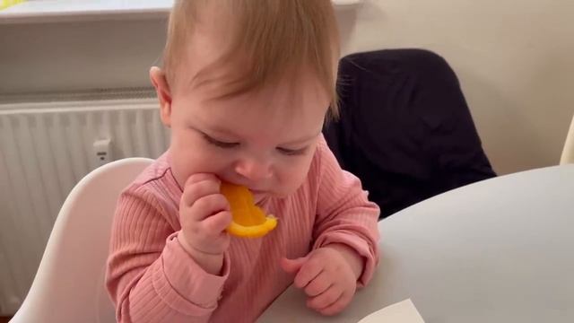 Качаемся на качели / Ребенок пробует первый раз апельсин / Обустраиваем кроватку смотреть онлайн