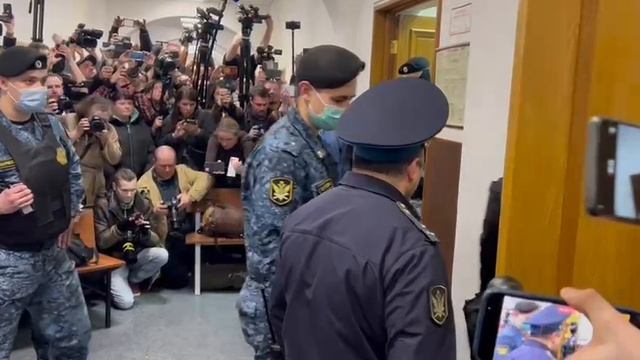 Дарья Трепова в суде прячет свое лицо смотреть онлайн