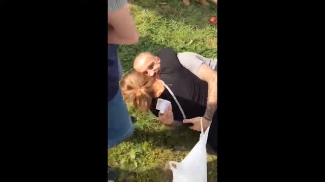 Отрыгивает гелием смотреть онлайн