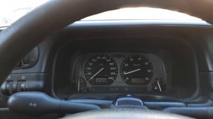 Машина сама газует, не сбрасывает обороты