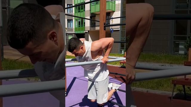 Как научиться отжиматься на брусьях?? смотреть онлайн