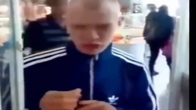 Неадвекатный парень выпрашивает наушники смотреть онлайн