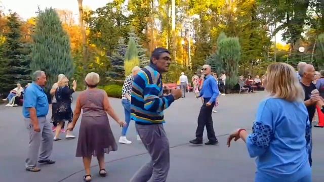 КВIТКА ? ☺ ТОБI РАССКАЖЕ ТАЙНУ 30.09.2023 ХАРЬКОВ ТАНЦЫ В ПАРКЕ смотреть онлайн