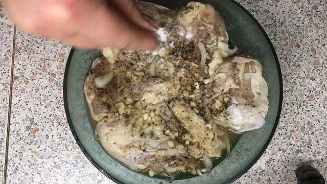 Жареные маринованные куриные бедрышки, как шашлык/////// fried marinated chicken thighs смотреть онлайн
