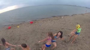 праздник на пляже. девочки зажигают.