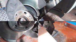 Замена передних тормозов Skoda Rapid