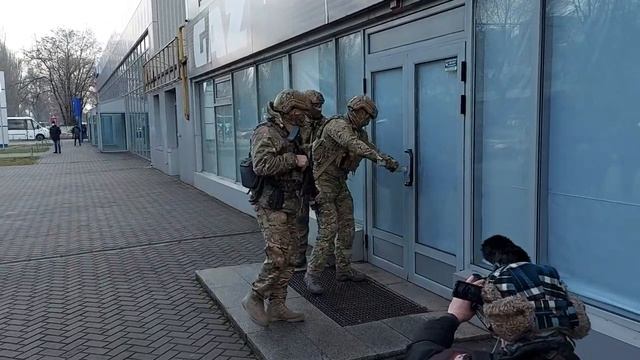 СБУ взламывает двери в помещение, где должно проходить собрание смотреть онлайн
