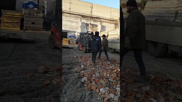 Погрузчик застрял в кирпичах смотреть онлайн