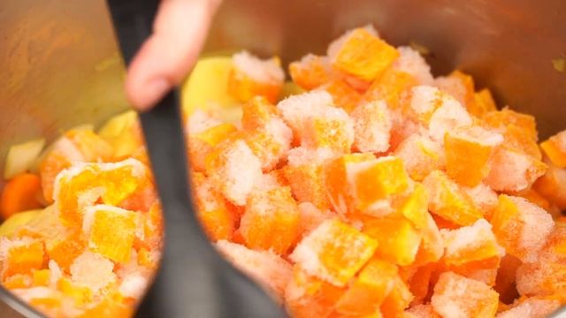 В нашей семье это самое любимое осеннее блюдо. Делюсь рецептом согревающего пряного тыквенного супа смотреть онлайн