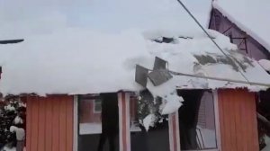 Приспособление для чистки снега с крыш.