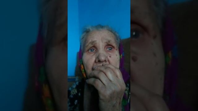 Бабушка(80лет)поет душевную песню про любовь.