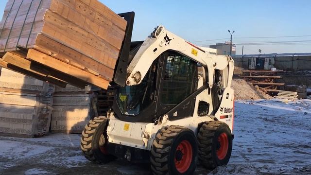 Разгрузка погрузчиком Bobcat S650 паллет с кирпичом весом 1300 кг с прицепа смотреть онлайн