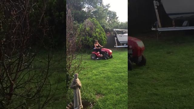 This is how girls from Oklahoma mow the lawn. Not even cutting the grass!! ?? #mowing смотреть онлайн