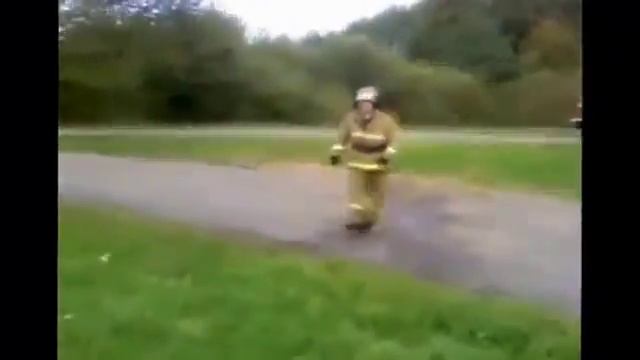 ПРИКОЛЫ! КАК ПОЖАРНЫЕ ОТЖИГАЮТ!!! смотреть онлайн