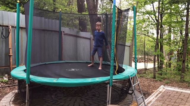 Трюки на батуте, которые вы повторите. смотреть онлайн