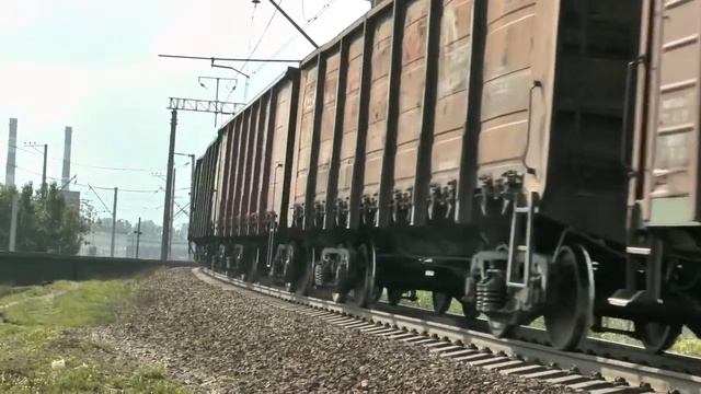 Тепловоз 2ТЭ116-1425 с грузовым поездом