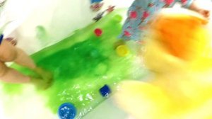 Зеленый СЛАЙМ в ванне КАТЯ И ДИМА купаются в слайме и надувают воздушные шарики на TUMANOV FAMILY