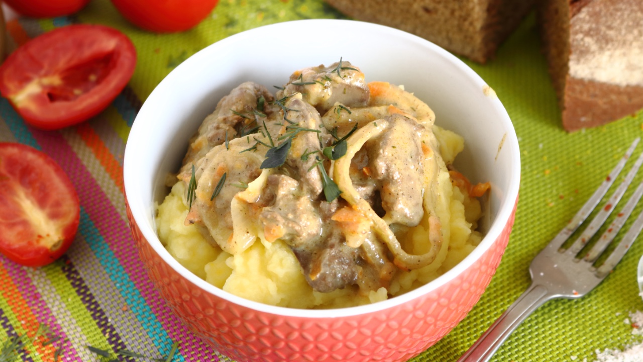 🥘 Тушеная печень со сметаной, морковью и луком. Как приготовить печень в сметане на сковороде? смотреть онлайн