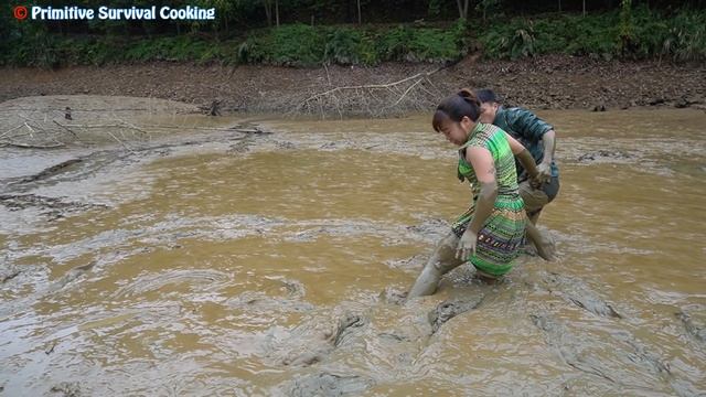 Primitive Life: Survival in the swamp - Unique Skills find fish by mud underground in the winter смотреть онлайн