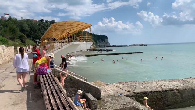 Дивноморское 2021. Пик сезона. Пляж Энергетик смотреть онлайн