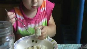 даша ест пельмени