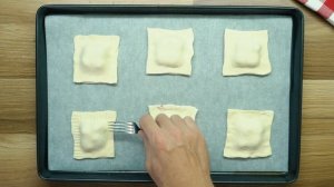 Слойки с ягодами из слоеного теста