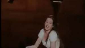 Anne Hathaway sings Queen's «Somebody to love»
