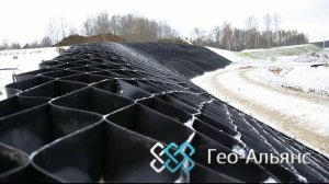 Георешетка, закрепленная на склоне анкерами